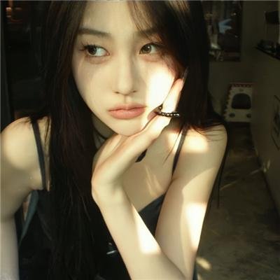 泳池里的男孩